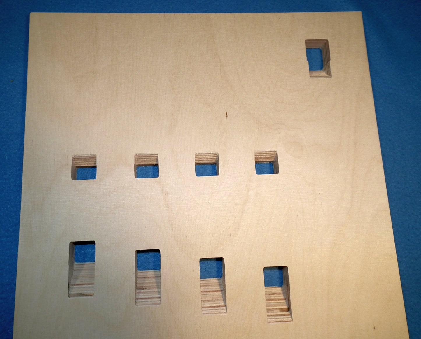 Spielfläche aus Holz für Fingerschlag Automat Selbstbau DIY Maker Fingerschläger