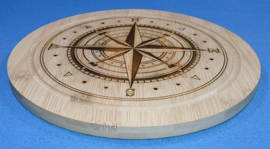 Nautischer Kompass fein gelasert auf einer Bambus Holzscheibe 28cm Durchmesser