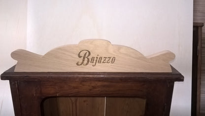 Replika Aufsatz aus Eichenholz mit Schriftzug für den Bajazzo Spiel Automat